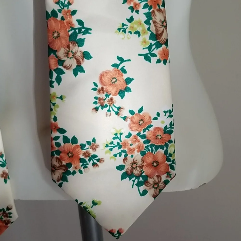 VTG Custom Tailored Fruit of the Loom Flowers Tie.